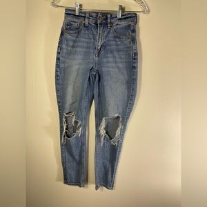 AMERICAN EAGLE STRIGID MOM JEANS